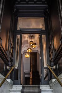 安特卫普B in Antwerp的享有带吊灯的楼梯的景致