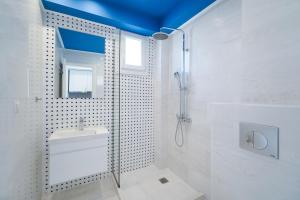 普里诺斯Sentimento的带淋浴、卫生间和盥洗盆的浴室
