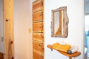 高知卡左旅馆的木梳妆台旁墙上的镜子