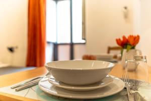 卡塔尼亚维斯特公寓酒店的盘子上的一个白色碗