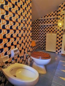 马代西莫Appartamento La Primula的一间带卫生间和坐浴盆的浴室