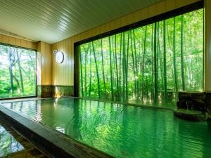 箱根箱根温泉山庄酒店的一座位于树房的游泳池