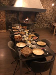 AngoustrineCal Xandera的餐桌,上面有食物,还有壁炉