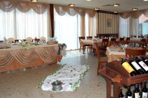 索非亚娜代日达酒店 的用餐室配有带瓶装葡萄酒的桌子