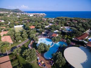 卡梅罗塔码头维拉吉奥蓝色海岸度假村的享有度假胜地的空中景致,设有2个游泳池