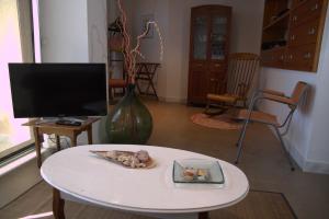 桑特费柳德吉克索尔斯Bel's Home的客厅配有白色桌子和电视