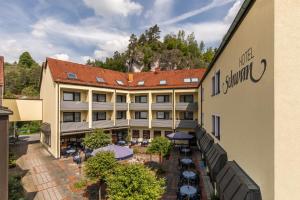 波滕施泰因施万酒店的享有酒店空中美景,配有桌子和遮阳伞