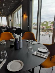 索尔瓦根The Tide - Rorbuer的水景餐厅餐桌