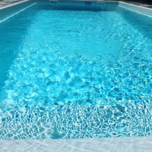 思科纳Antonya Apartments的蓝色的游泳池