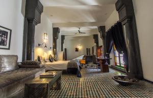 非斯拉劳斯赛酒店的客厅配有沙发和1张床