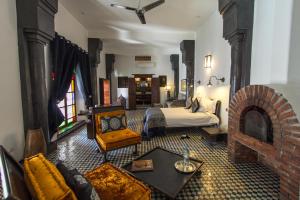 非斯拉劳斯赛酒店的客厅设有一张床和一个壁炉