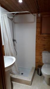 多列毛利诺斯多列毛利诺斯露营旅馆的带淋浴、卫生间和盥洗盆的浴室