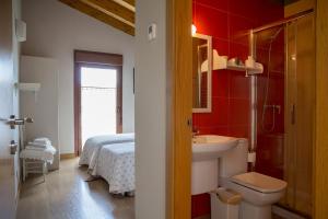 ObanosCasa Rural Villazón II - A 16 km de Pamplona的一间带水槽和卫生间的浴室以及一张床