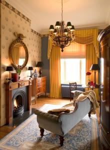 布鲁日布里格诗套房- 豪华酒店的带沙发和壁炉的客厅