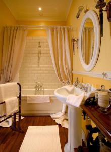 布鲁日布里格诗套房- 豪华酒店的一间带水槽和浴缸的浴室