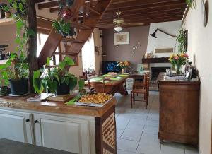 Châtres-sur-Cher谢河畔沙特雷住宿加早餐旅馆的厨房里设有桌子,上面有盆栽植物