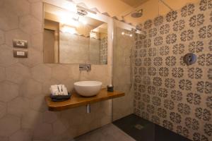 萨尔扎纳Le Camere Di Boccanegra的一间带水槽和镜子的浴室