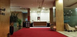 塞拉莱阿尔迪亚法酒店的大堂铺有红地毯,配有桌椅