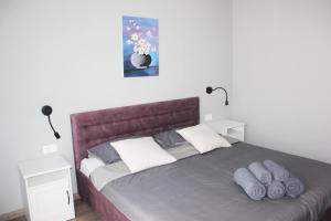 波雷奇Apartmani Žužić的一间卧室配有一张大床和两个枕头