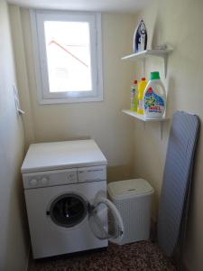 尼亚·卡利克拉提亚Estrella Rooms的洗衣房配有洗衣机和窗户