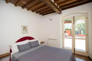 拉科纳Il Poggio Marcuccio的一间卧室设有一张床和一个大窗户