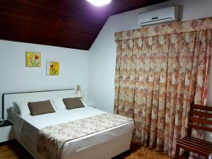 塞拉内格拉阿克罗波利斯酒店的卧室配有白色的床和窗帘