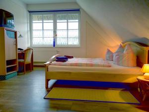 GarzGolfcentrum Schloss Karnitz Rügen的一间卧室设有一张床和一个窗口