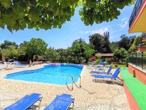 利迈纳里亚扎科公寓的度假村内带蓝色椅子的游泳池