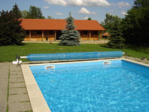 KercaszomorKerca Bio Farm的房屋前的大型游泳池