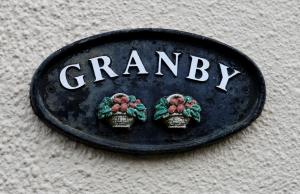 内尔斯沃思Granby的上面有花岗岩字的黑色徽章