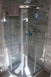 内尔斯沃思Granby的浴室里设有玻璃门淋浴