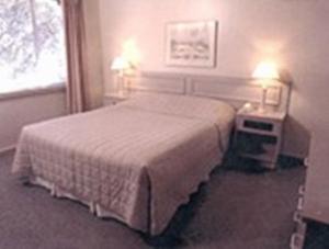北克莱顿克莱顿莫纳什汽车旅馆&服务公寓的酒店客房设有床和窗户。