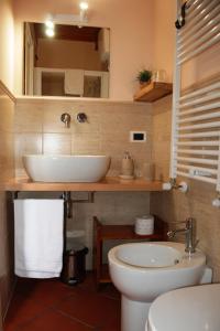 诺尔恰Casale la Torretta的一间带水槽和卫生间的浴室