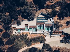 索吉亚Monastery Estate Retreat的山景别墅的空中景致