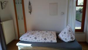 EckersdorfApartment mit Gartenblick的一张床上有两个枕头的房间