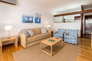 维拉摩拉皮尼亚尔码头旅游公寓酒店的客厅配有沙发和椅子