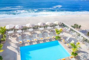 里约热内卢科帕卡巴纳温莎怡东酒店的享有海滩、游泳池和海洋的空中景致