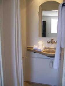 科尔特瓦妮娜公园酒店的一间带水槽和镜子的浴室