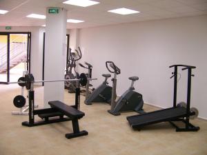 科尔特瓦妮娜公园酒店的健身房设有数台跑步机和健身自行车