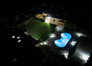 Káto SangríonNaxos Cottage的享有房子空中景色,晚上有游泳池