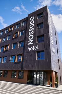 雷克雅未克ODDSSON Hotel的建筑一侧有标志的酒店