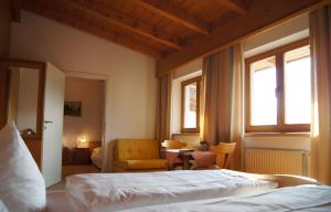韦斯滕多夫霍厄萨尔夫酒店的一间卧室设有一张床和一间客厅。