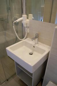 韦斯滕多夫霍厄萨尔夫酒店的带淋浴的浴室内的白色水槽