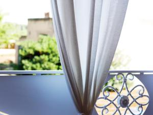 莫拉-迪巴里Terra di Levante的窗户配有白色窗帘和窗户
