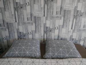 伊马特拉Vuoksi Apartment的一张带两个枕头的床和一面墙