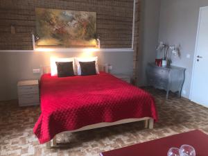 塔林Villa Kadriorg Hostel的一间卧室配有红色的床和红色毯子