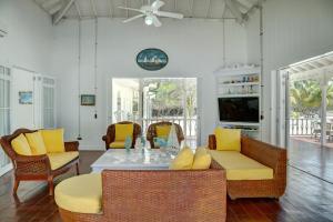巴尔阿瓜阿苏尔海滩度假村的客厅配有藤椅和桌子
