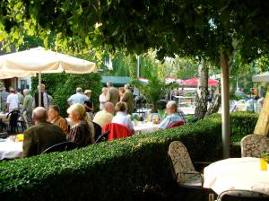 文斯托夫豪斯姆美尔施坦胡德酒店的坐在花园桌子上的一群人