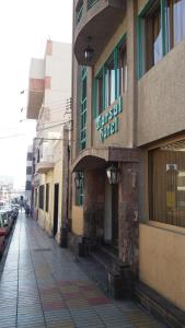 安托法加斯塔Hotel Marsal的街道上带有标志的建筑