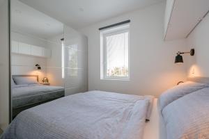 伊佐拉Apartment Fresh - Parking included的一间白色卧室,配有两张床和窗户